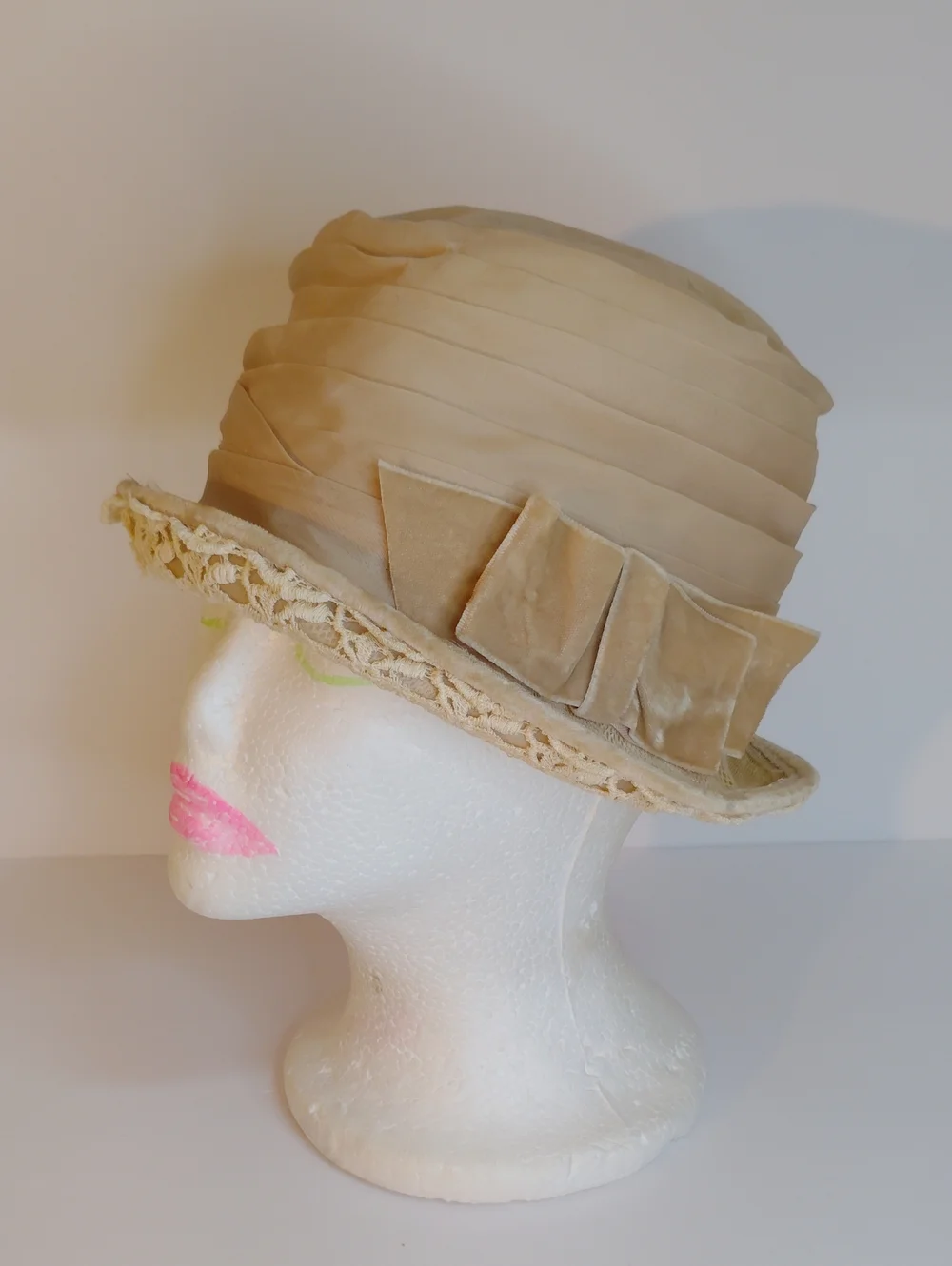 Vintage-Inspired Women's Beige Cloche Hat with Bow